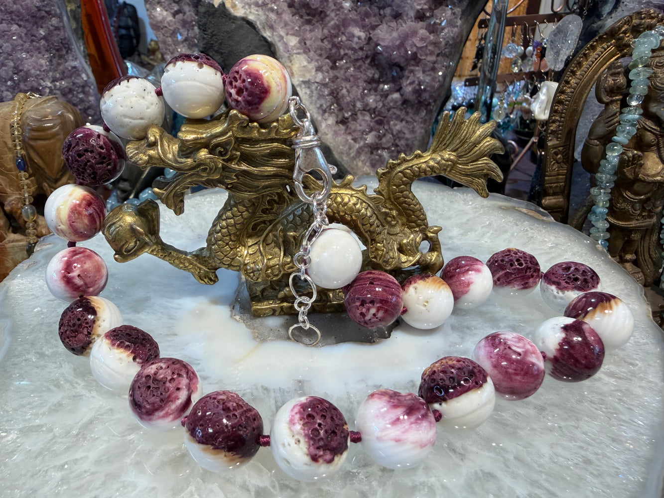 Beautiful Lion paw shell 18mm knotted necklace