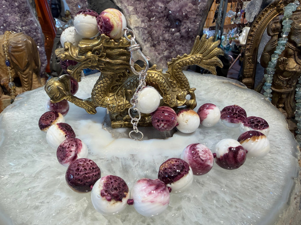 Beautiful Lion paw shell 18mm knotted necklace