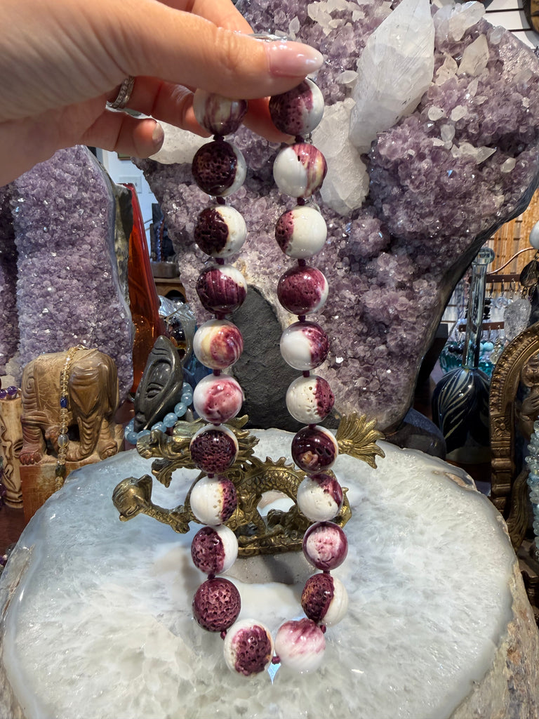 Beautiful Lion paw shell 18mm knotted necklace
