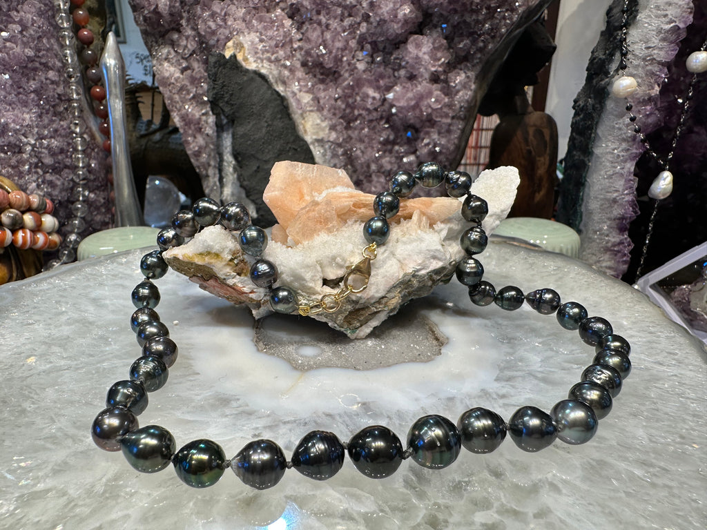 Stunning  Natural  Tahitian pearl necklace