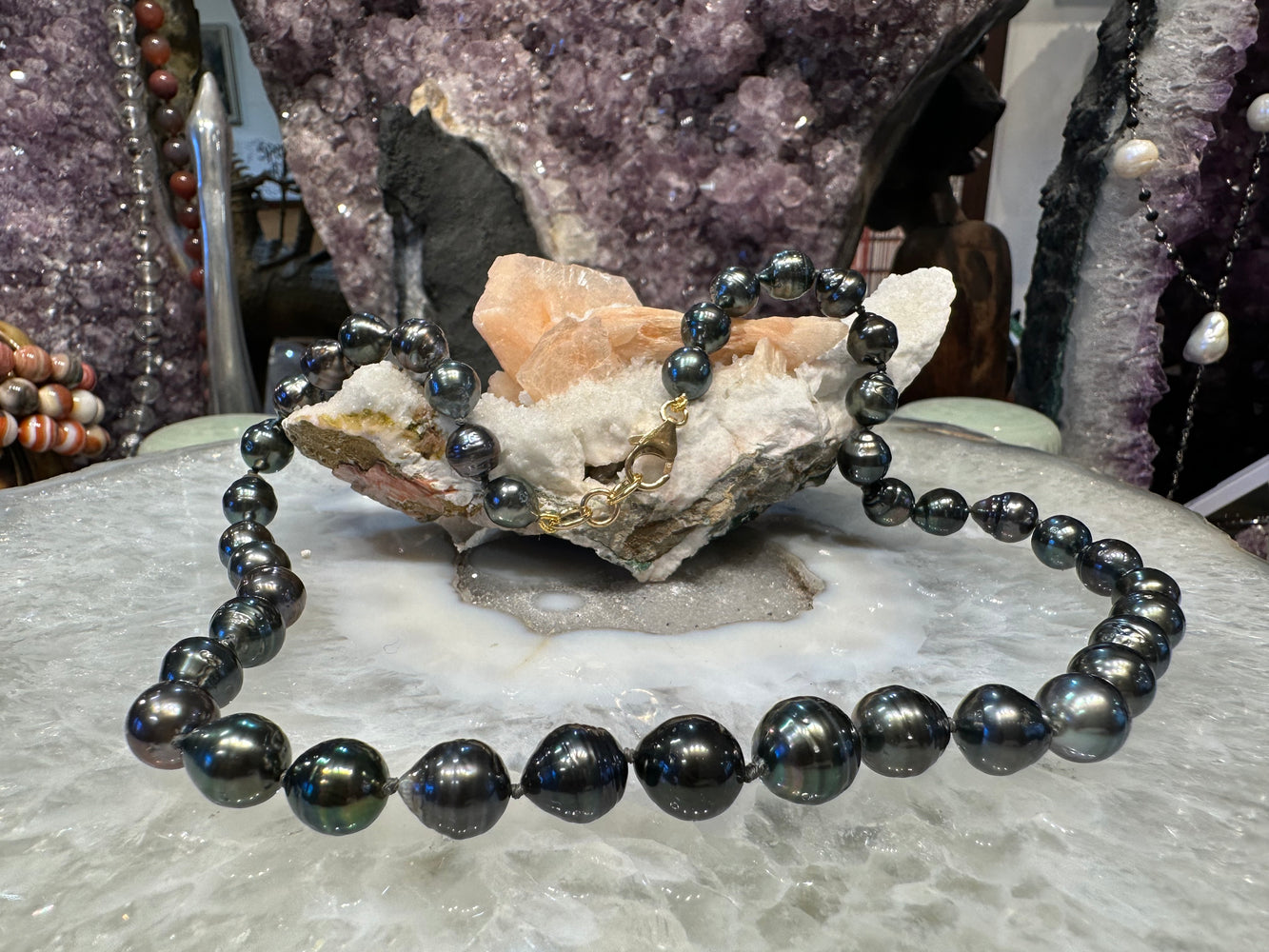 Stunning  Natural  Tahitian pearl necklace