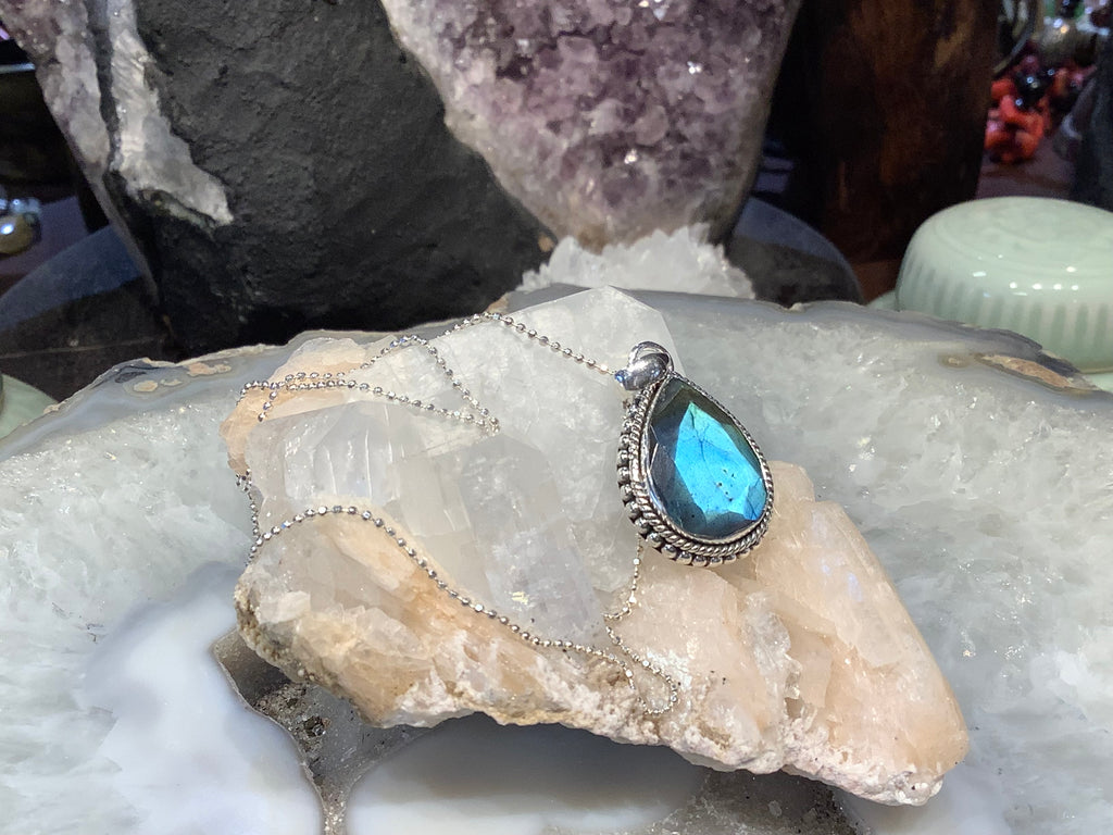 Beautiful labradorite blue flash sterling pendant necklace