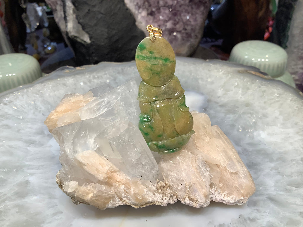 Superb vintage jade carved jade guanyin 18k gold
