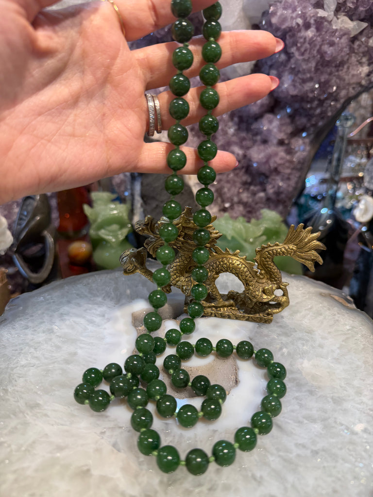Superb vintage bc jade 10mm knotted gemstone necklace