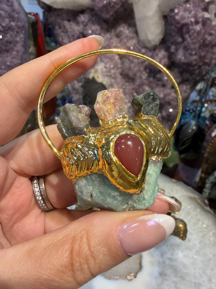Grand pendentif plaqué or émeraude brute et tourmaline