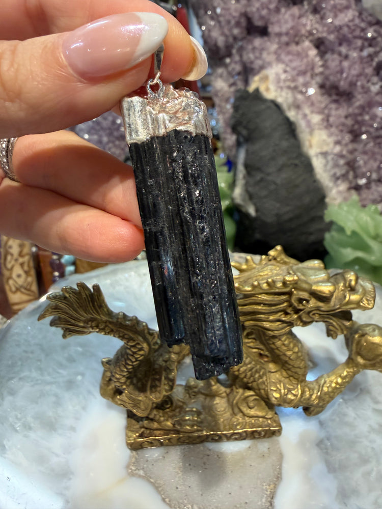Pendentif en tourmaline noire brute