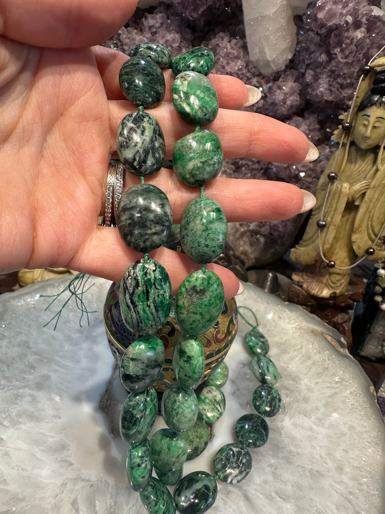 Maw sit sit jade oval 20mm gemstone