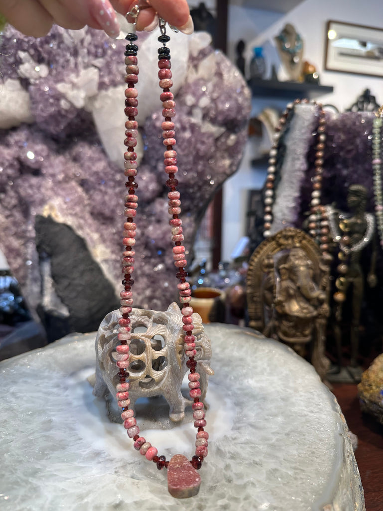 Beautiful Thulite & garnet gemstone necklace