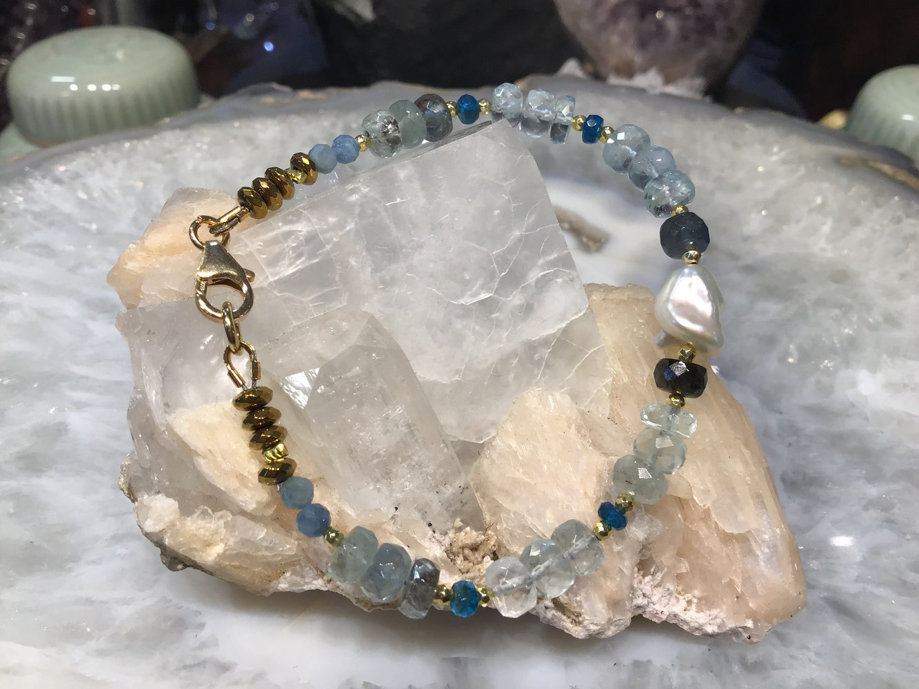 Aquamarine & freshwater pearl faceted gemstone bracelet