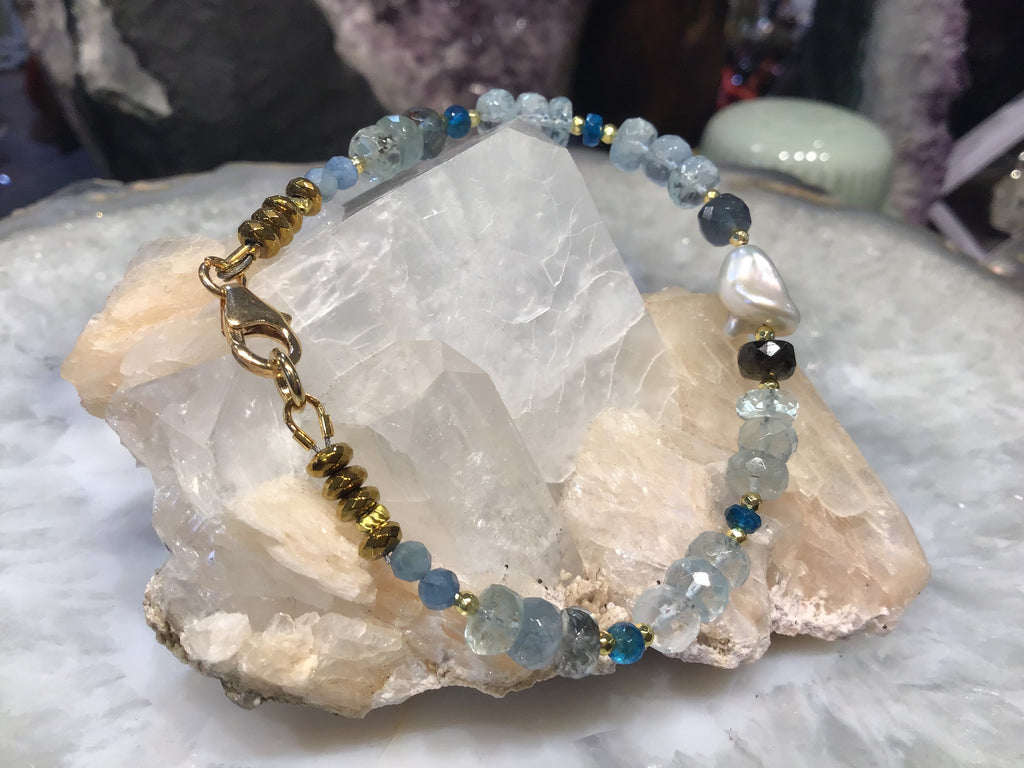 Aquamarine & freshwater pearl faceted gemstone bracelet
