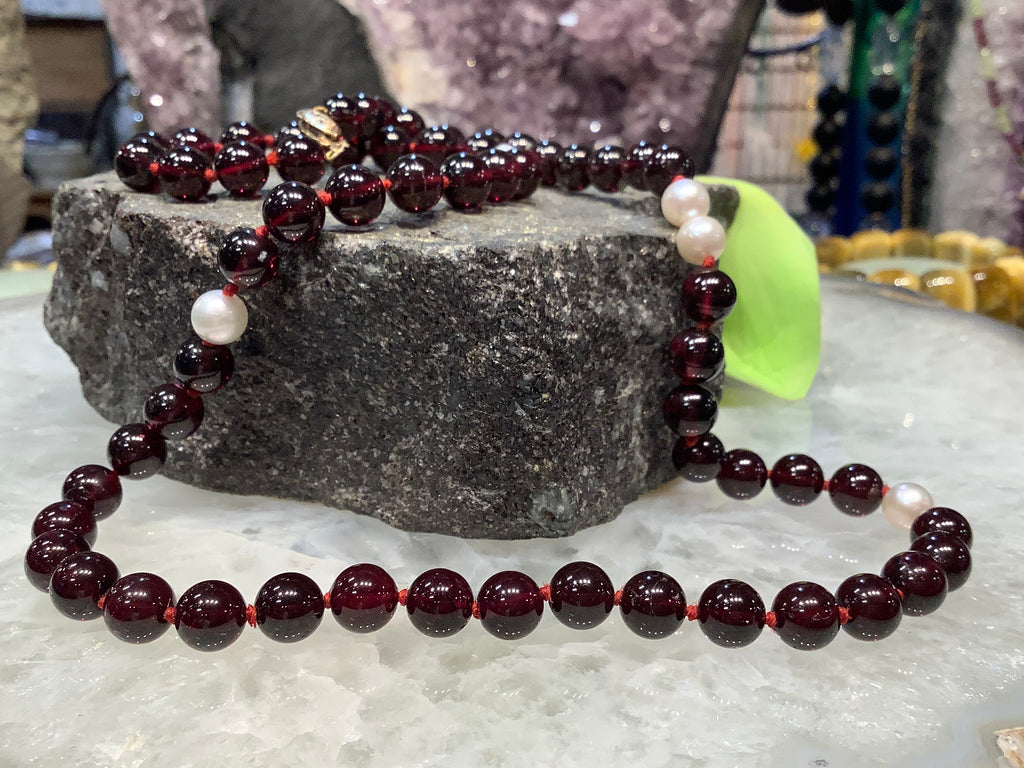Beautiful vintage garnet & pearl gemstone necklace