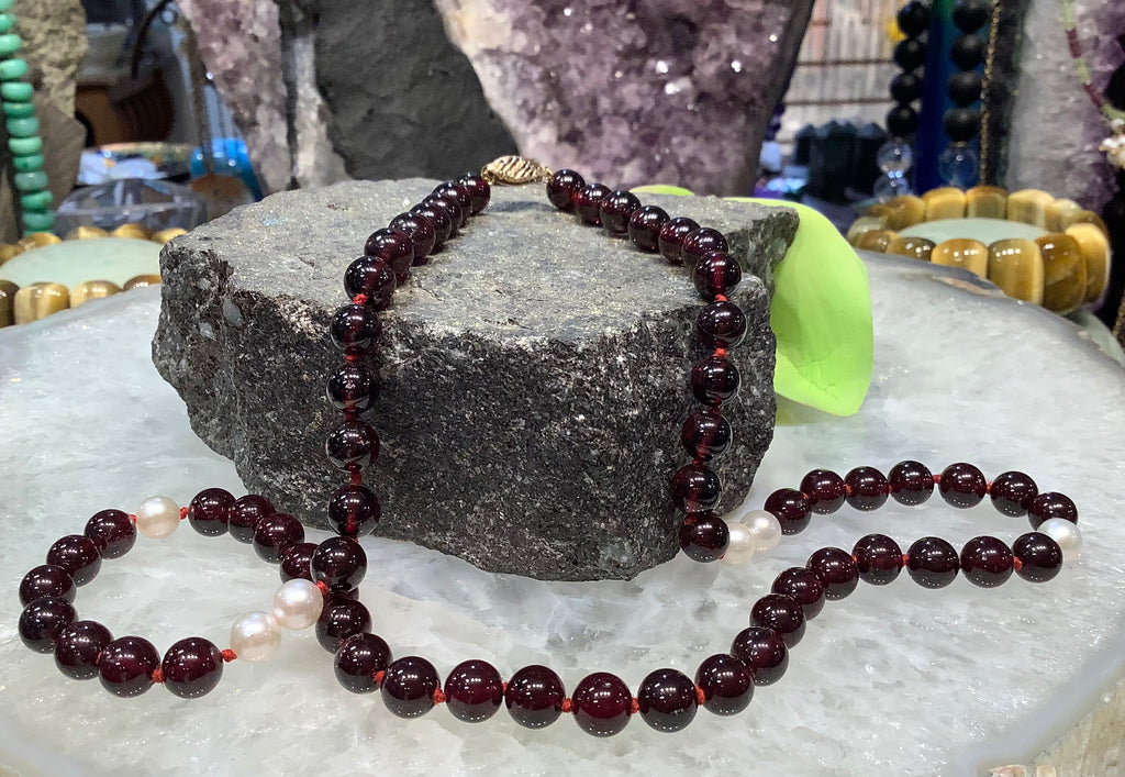 Beautiful vintage garnet & pearl gemstone necklace