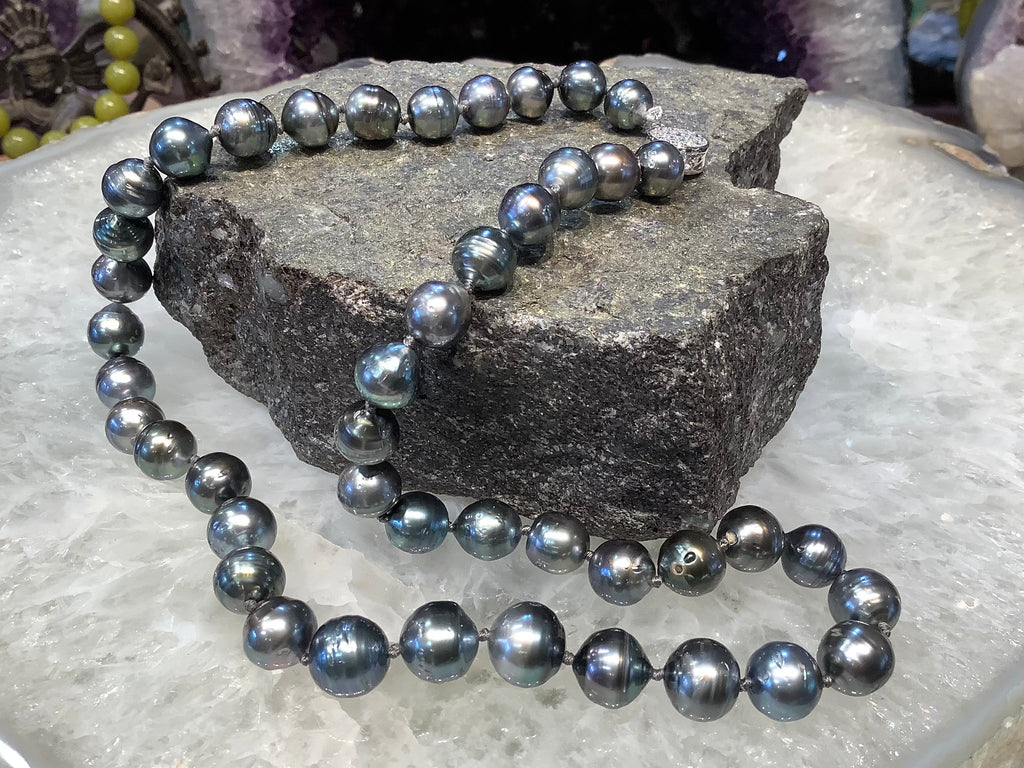 Stunning Natural Tahitian pearl necklace stunning colour