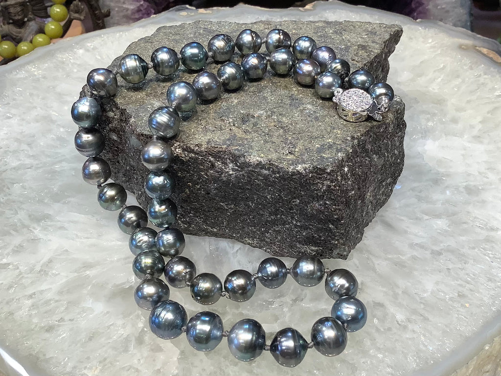 Stunning Natural Tahitian pearl necklace stunning colour