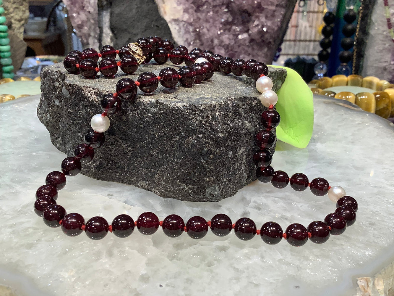 Beautiful vintage garnet & pearl gemstone necklace
