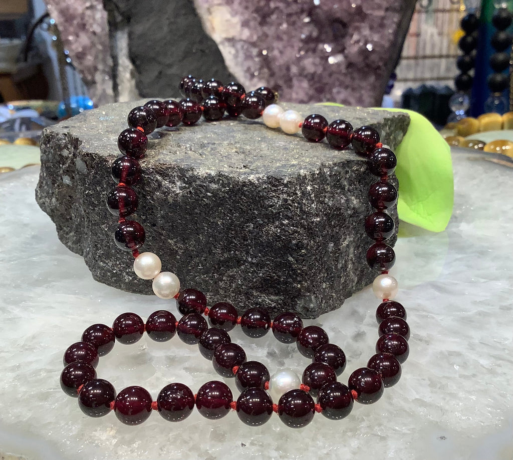 Beautiful vintage garnet & pearl gemstone necklace